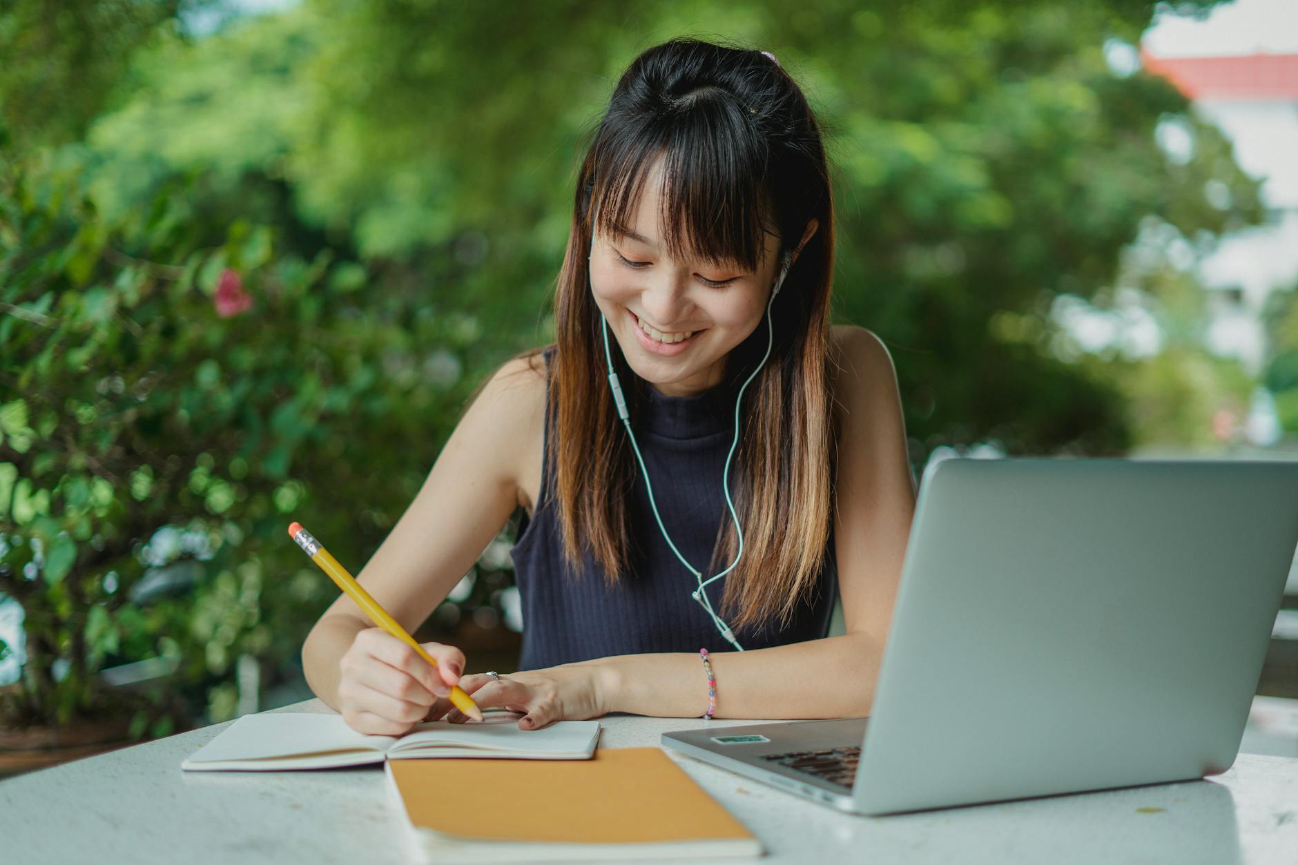 How to Write a Standout College Application Essay: Tips for High School Students
